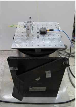 Experimental setup for performance test of optical fiber accelerometer.
