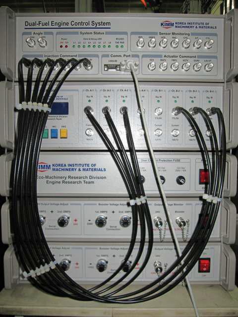 설치된 인젝터 드라이버 및 범용 ECU 장비의 모습