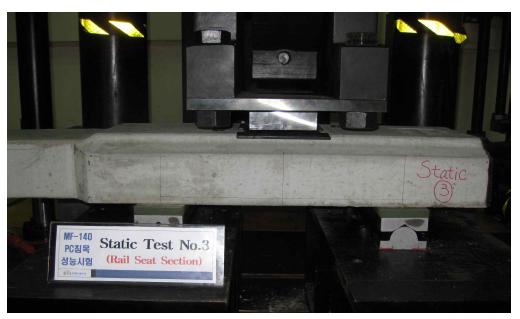레일 좌면부 정적휨강도 시험을 위한 시험체 설치