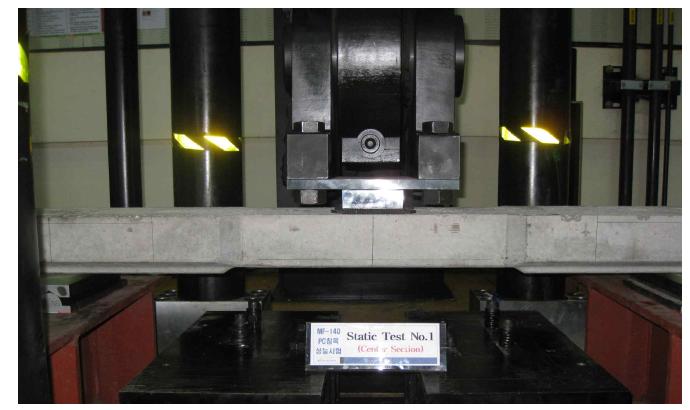 침목 중앙부 정적휨강도 시험을 위한 시험체 설치