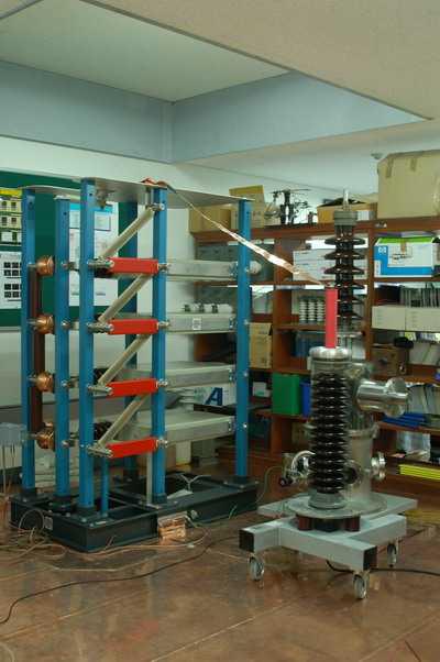 Marx형 임펄스전압발생장치와 용량성 분압기의 사진