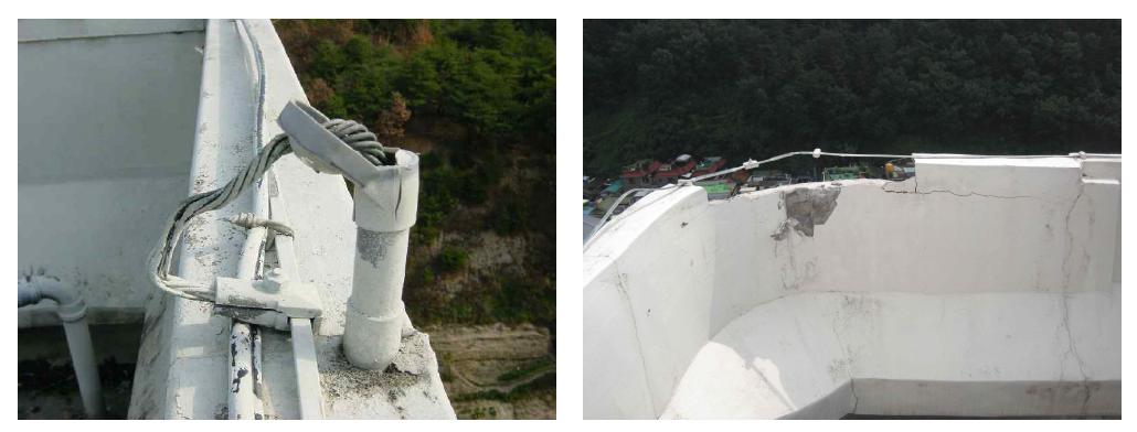 낙뢰에 의해 파손된 설비(방수캡 파손(왼쪽)과 건물구조체의 파손(오른쪽))