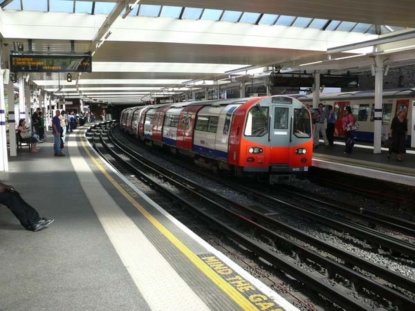 그림 10. 런던지하철의 제3궤조 방식