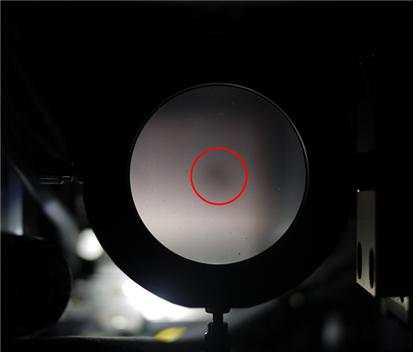초점렌즈를 통해 보이는 IRIS 구멍.