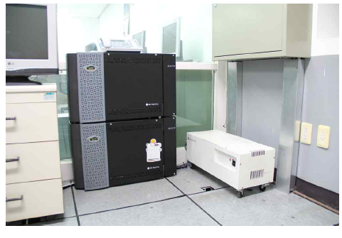 새 교환기(좌)와 UPS(우)