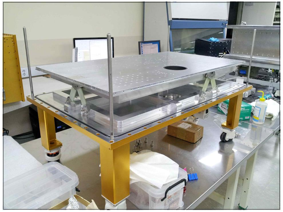 완성된 옵티컬벤치를 진공챔버 바닥면 위에 단열 지지대와 함께 조립한 모습
