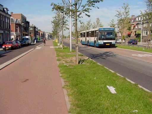 도로 구성 : 자전거도로-차로-버스전용차로