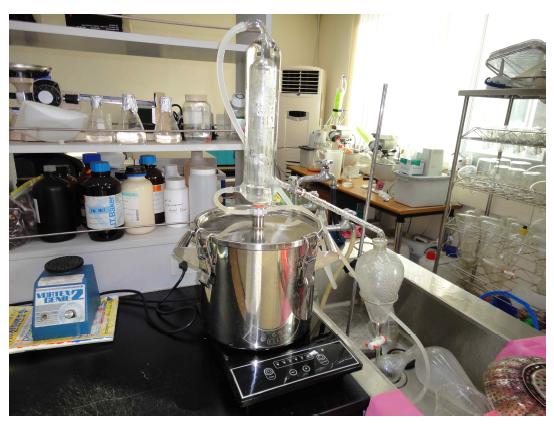 Hydro distillation apparatus for extraction of essential oil and floral water