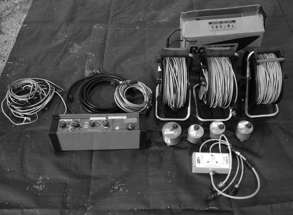 Seismic instruments used in this study. A Q330s datalogger, a 3 components seismometer (LE-3Dlite), three vertical component seismometers (LE-1DV), a 12-V battery, break-out box, and cables are shown