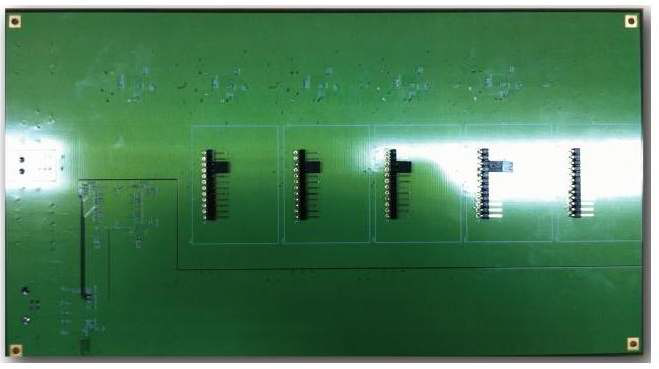 40 mm 간격으로 128채널 silicon photodiode board 5개를 삽입할 수 있도록 제작된 640 채널 신호처리 전자장치를 접사한 사진.
