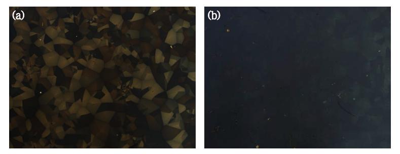 (a) 전자빔을 조사하고 진공에서 210℃로 20분간 가열한 루브렌 박막 소자의 편광현미경 사진. 결정이 모두 승화되지 않고 남아있는 것을 확인할 수 있다. (b) 전자빔의 조사 세기를 45A, 조사 시간을 90분으로 하여 조사하고 진공에서 가열한 루브렌 박막 소자의 편광현미경 사진. 결정이 매우 손상되어 편광현미경 상의 밝기, 즉 결정성이 줄어든 것을 확인할 수 있다.