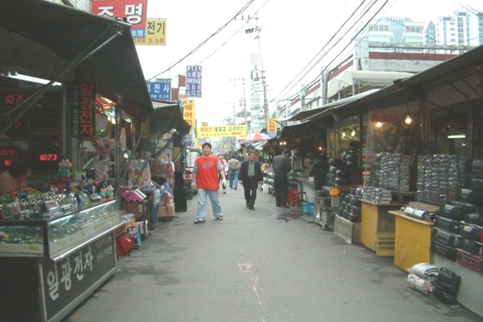 Figure3-34. Commercial corridor nearby Cheonggyecheon