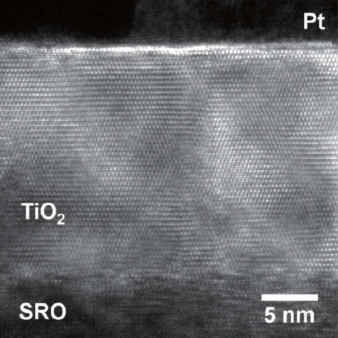 20nm 두께로 증착 된 Pt/TiO2/SRO 의 전자투과현미경 (TEM) 이미지