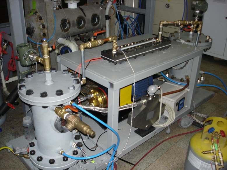 그림38 흐름 비등 실험장치 (좌측 냉매 응축기, 중간 비등시편, 우측 냉매냉각기)