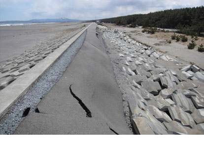 그림 6.1 Damage to a coastal dike at Momoishi