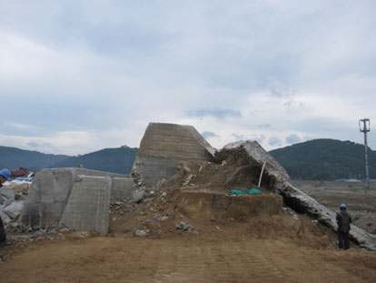 그림 6.4 State of damage of the tide embankment at Taro fishing port