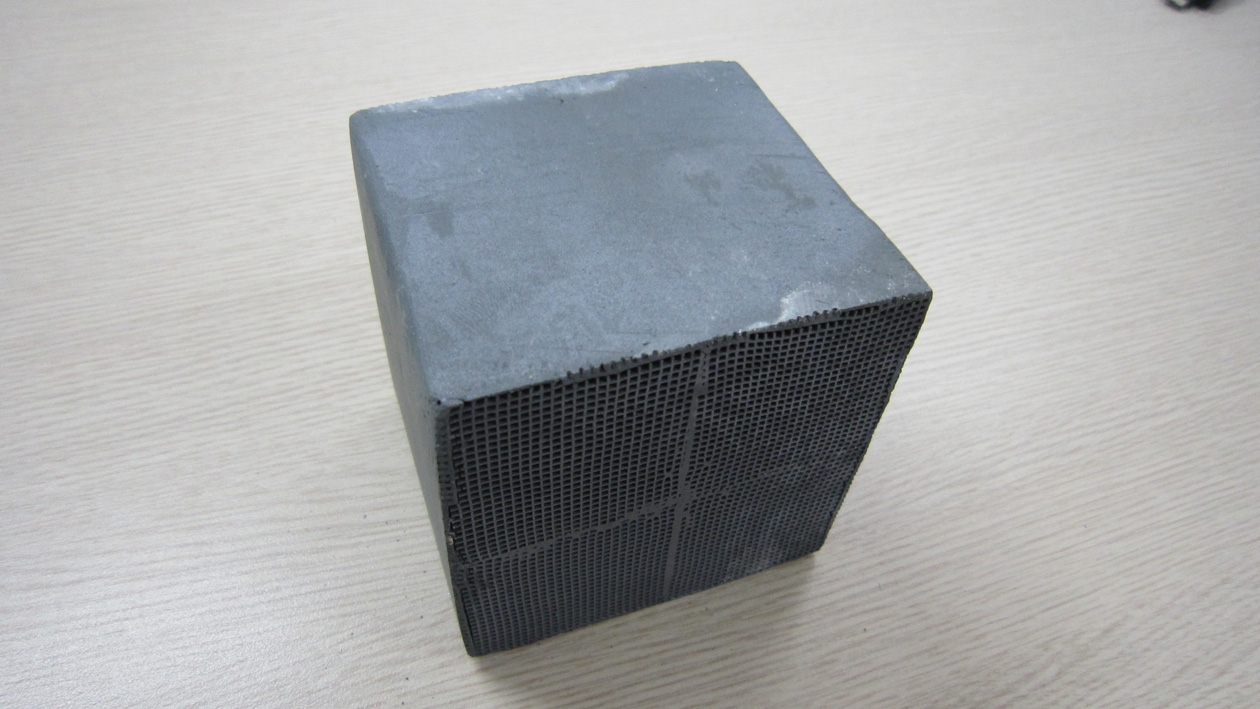 2×2 (76×76×80 mm) 배열의 사각 채널 구조 SiC 흡수기 모듈 시작품