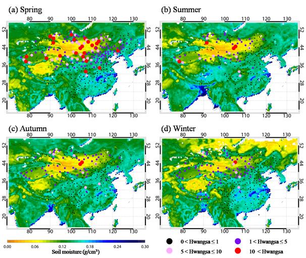 2003～2008년의 계절별 평균 토양수분(컬러바)과 평균 황사발생일(원)의 분포