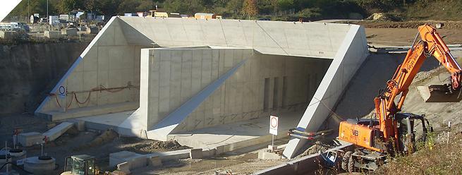 독일 Katzenberg Tunnel(연장 9.385 km)의 북쪽 갱구에 설 치된 슬롯형 터널 미기압파 저감 후드