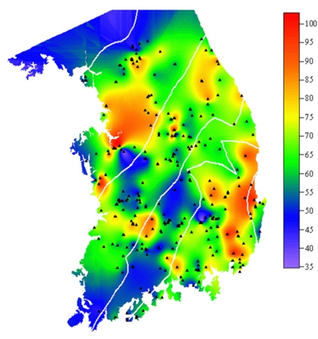 그림 2.1. 총 354개 지점의 자료를 이용하여 만든 우리나라 지열류량(단위:mW/m2) 분포도