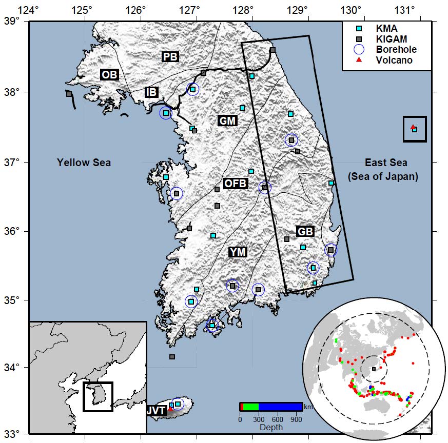 그림 3.5.1. 한반도의 지형과 검은색 상자로 표시된 연구영역, 연구에 사용한 KIGAM과 KMA가 운영하는 13개 관측소 (3개의 시추공 관측소 포함, 파란색 빈원으로 표시)의 위치, 검정색 실선은 지구조단위, 각 영문 약자는 다음과 같음, PB: 평남분지, OB: 옹진분지, IM: 임진강분지, GM: 경남육괴, OFB:옥천대, YM: 영남육괴, GB: 경상분지, YB: 연일분지, JVT: 제주화산암지역 (하단 오른쪽 원에는 수신함수 계산에 이용된 2010년부터 2012년 발생 지진을 표시함)