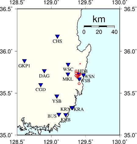 그림 3.1.5. KIGAM 수동분석 목록에 있는 경주 효동리 주변 발생 유사이벤트 14 건의 진앙 위치(○) 및 진앙재결정에 쓰인 13 개의 관측소 위치 (▽)