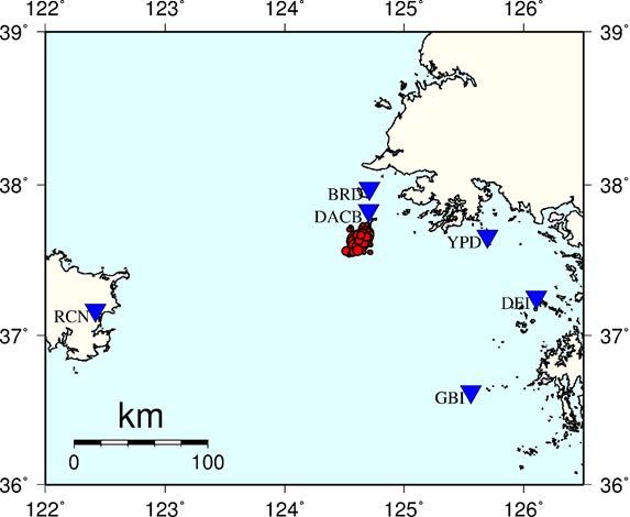 그림 3.1.13. 2013년 5월 18일 발생한 백령도지진(Mw 4.9)과 전/여진의 진앙 위치(○) (KIGAM 수동분석 이벤트목록) 및 진앙재결정에 쓰인 관측소의 위치(▽)