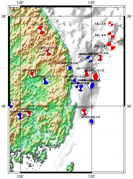 그림 3.1.40. 한반도 동부지역에 발생한 주요 지진이벤트 모멘트 역산 결과 beach ball을 그린 것으로 빨간색은 Rhie와 Kim(2010)에 이미 계산하였던 지진이고 푸른색은 새로이 추가된 이벤트