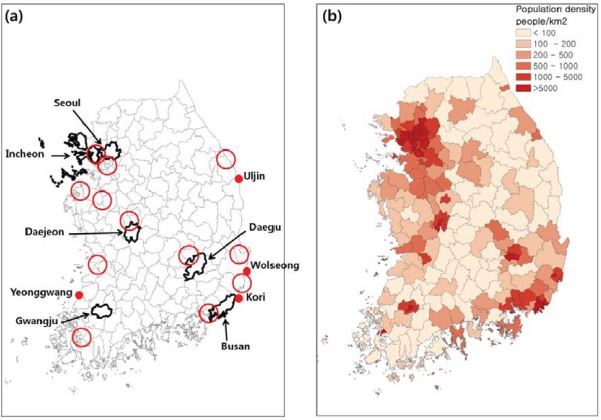 그림 73. (a)는 화살표를 사용해 대도시의 위치를 나타내고 있다. 산업 단지의 위치는 속이 빈 붉은색 원으로 나타내고 있으며, 원자력발전소의 위치는 속이 채워진 붉은색 원으로 표시하였다. (b)는 2010년 한국의 인구밀도를 나타낸다