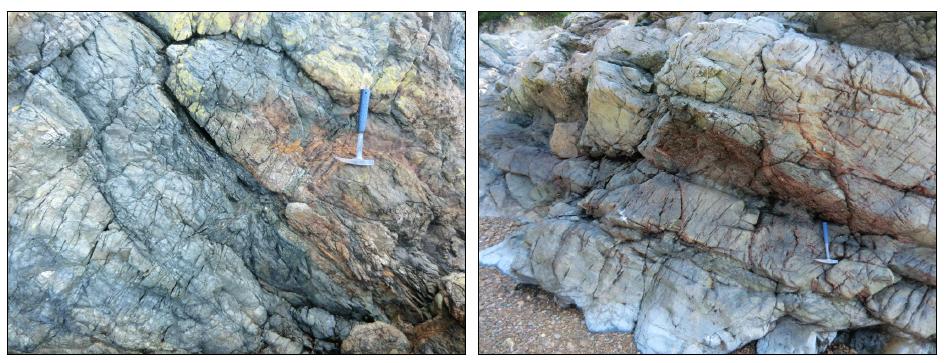 변성사질암. (좌) 화성암의 관입을 받은 괴상의 변성사질암. (우) 층리가 발달하는 변성사질암. 고대도 서쪽 해안