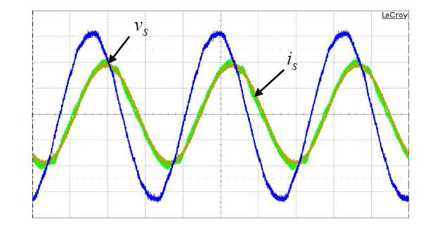 방전 모드에서의 계통 주입 전류Ti(m5e :A /5dmivs)/과div 계통 전압(100 V/div); 역률 지상.
