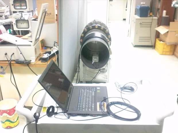 전자파 측정 실험 장면