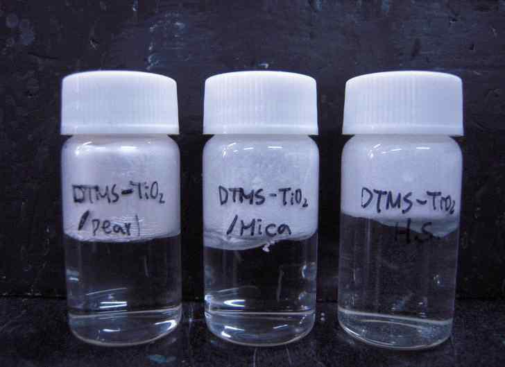 차열소재(고굴절 + Floating 기능) 개질 후 소수성 평가: (a) DTMS-TiO2/Pearl, (b) DTMS-TiO2/Mica.