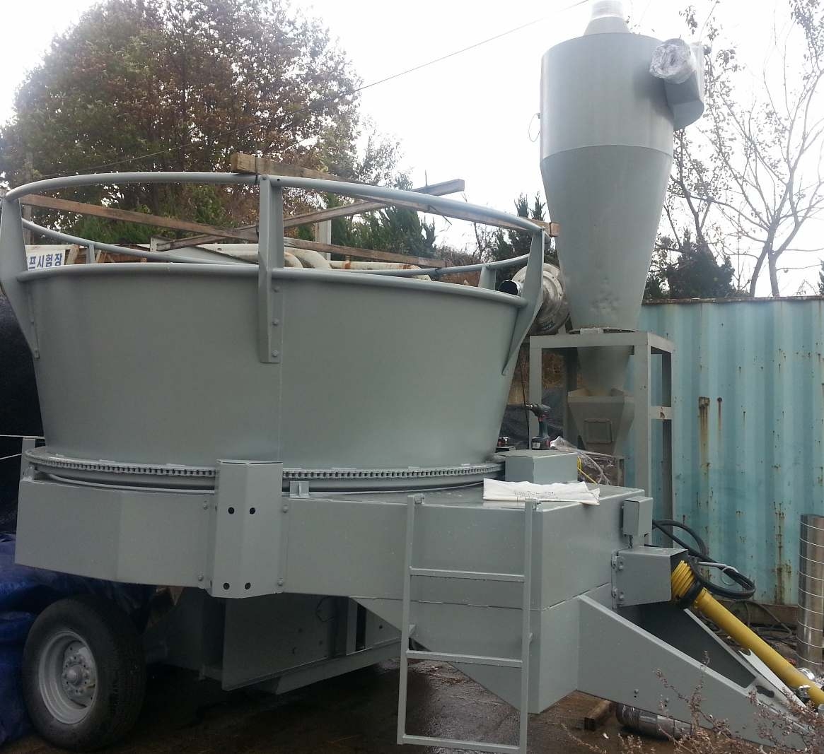 Embedded dust collector into the chipper.