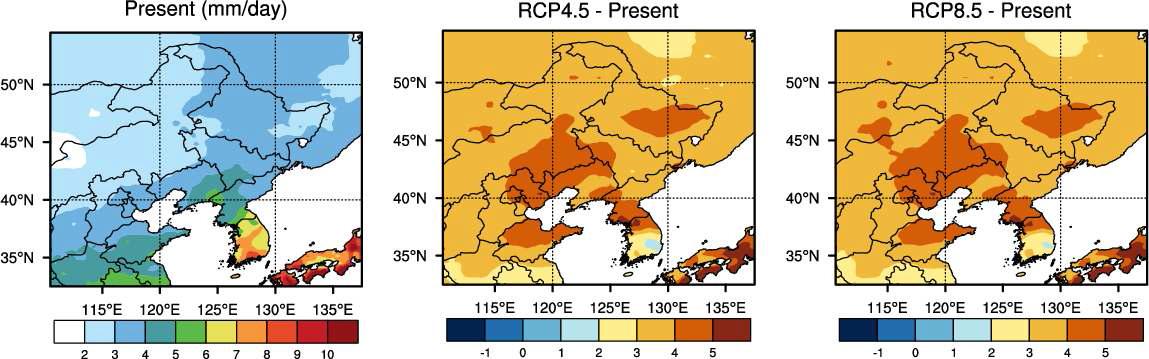 현재기후에 대한 강수강도지수(mm/day)와 RCP4.5 및 RCP8.5에 근거한 현재대비 미래기후의 강수강도지수의 변화