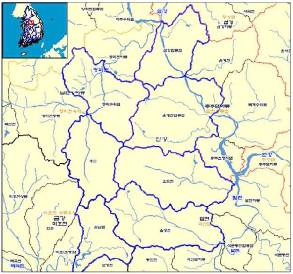 국가수자원관리종합정보시스템(www.wamis.go.kr)에서 제공하는 지도정보통합서비스의 유역주제도 이미지에 복숭아 주산지에 해당하는 표준유역경계를 파란선으로 표시함.