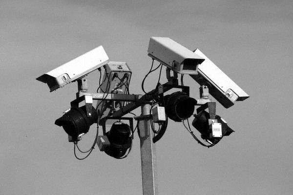 여러 방향을 촬영 중인 CCTV