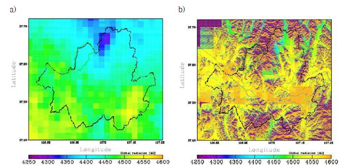 서울지역의 해상도별 연누적 태양에너지 분포(a) 1 km 해상도, b) 10 m 해상도).