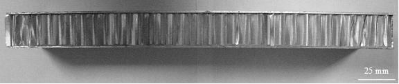 알루미늄 허니컴을 코어로 사용한 샌드위치 패널의 side view
