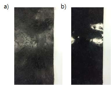 계면활성제를 첨가한 복합재 표면 a) 10 wt.%, b) 1 wt.%