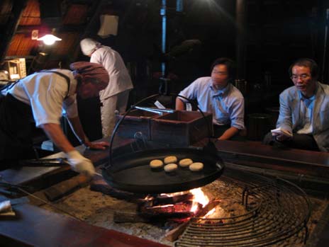 그림 6-2. 개량된 이로리에서 오야끼를 굽는 모습