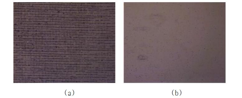 펨토초 레이저 가공면에 CO2 레이저를 이용하여 연마 전후의 광학 현미경 측정 이미지(a) 펨토초 레이저 가공된 line pattern, (b) CO2 레이저에 의해 연마된 패턴 표면.