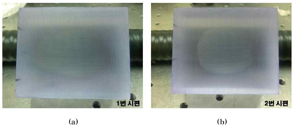 The picture of the surface of the upper specimens contacting with lower specimens (a) specimen No. 1 and (b) specimen No. 2