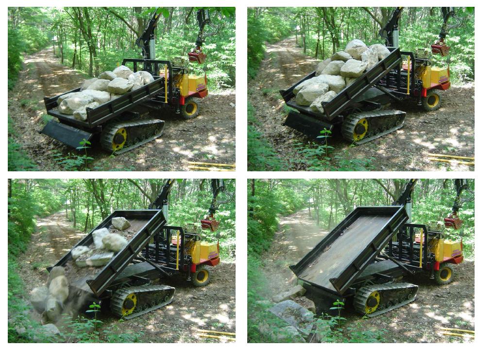 산림작업차의 덤프 테스트 모습.