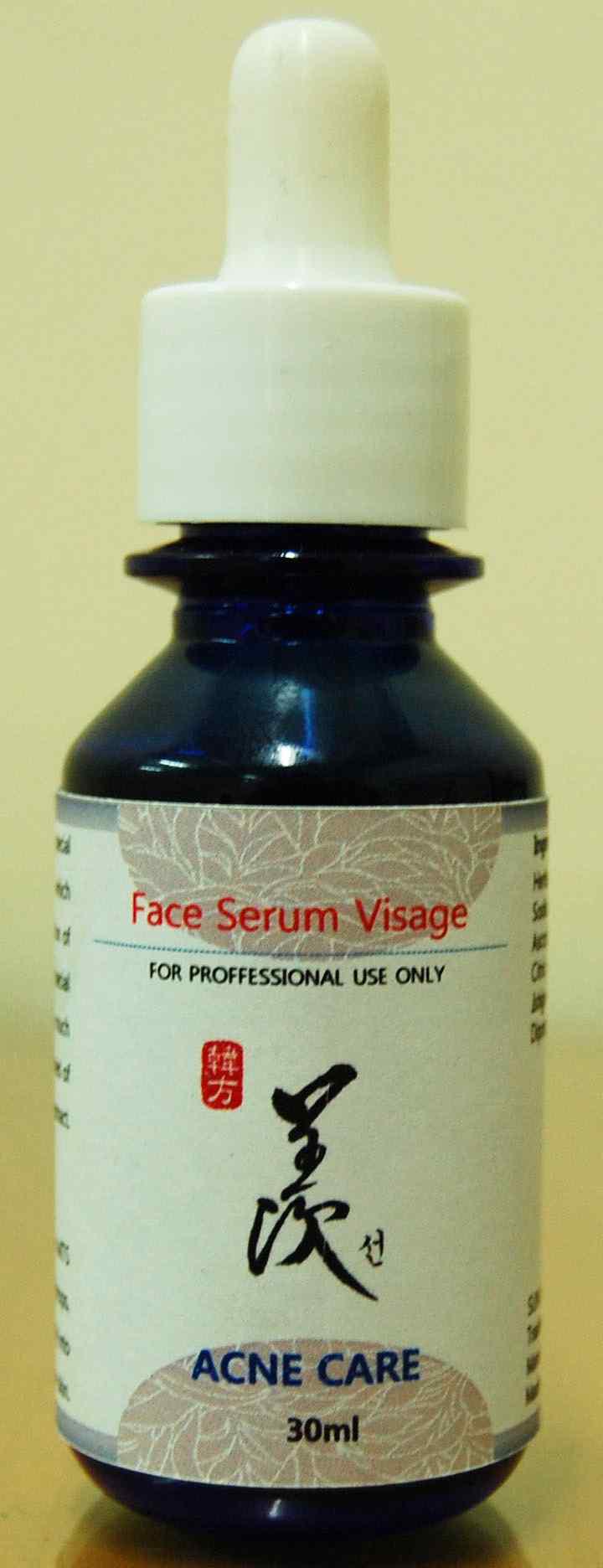 Photography of ACNE serum is contained the Ishige okamurae extract.