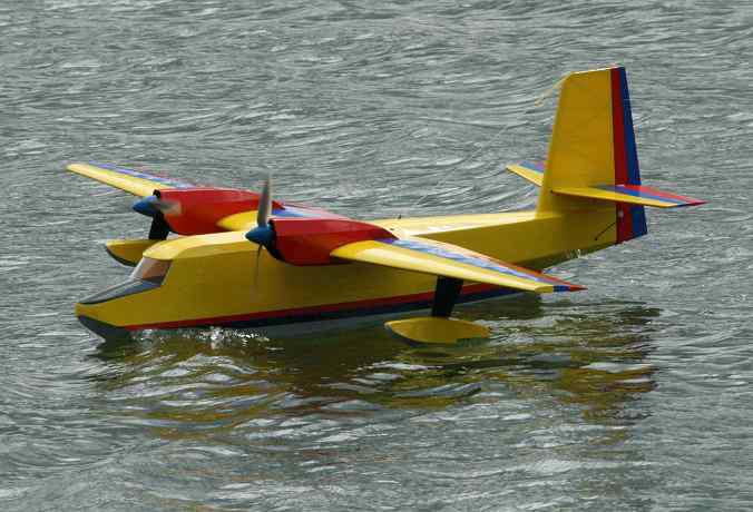 전동 쌍발식 비행정 형태의 무인항공기