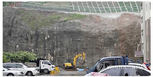 전북 군산에서 산사태 발생 1년 후 복구공사 전경