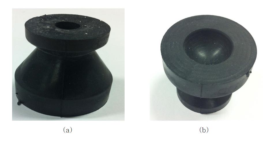 방진 고무의 형상; (a) 정면, (b) 방진 고무의 아래부분 내입공간.