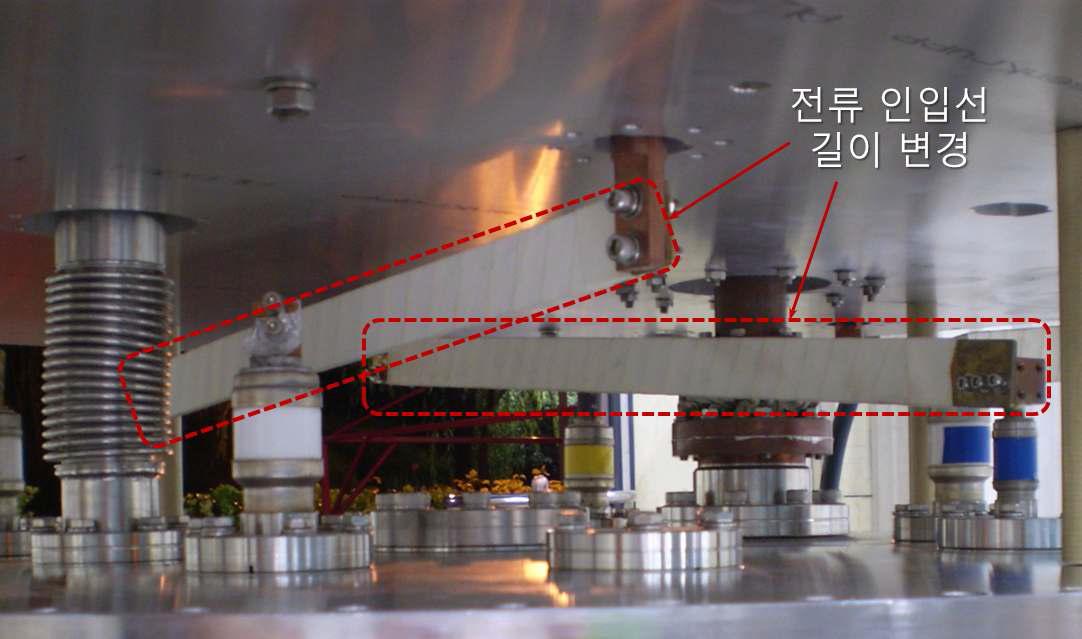 전도열침입의 최소화를 위하여 전류 인입선의 길이 증가