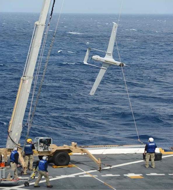 해상착륙 후, Insitu's SkyHook Capture Rope에 의해 회수되는 RQ-21A